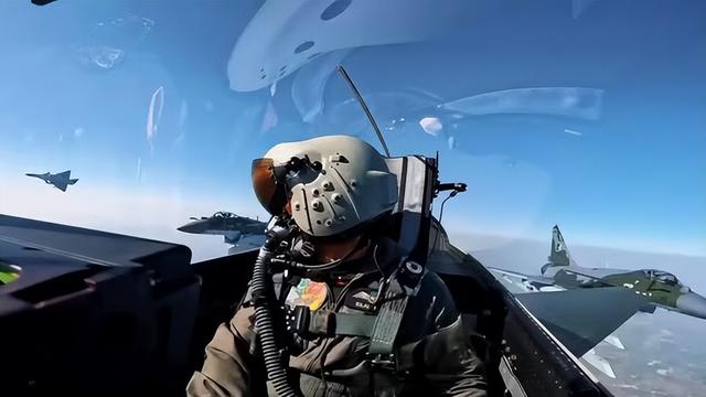 不到一亿美元怎么盘活F-22?美国空军也没招了要撑到六代机服役(图1)