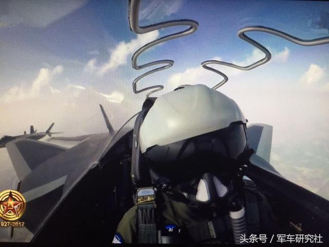F-35飞行头盔可看到那导弹打那360°无死角(图1)