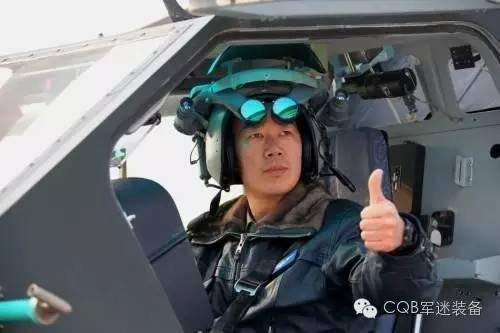 殲20飛行員頭盔亮相閱兵:外形酷、內涵多(圖)(图1)